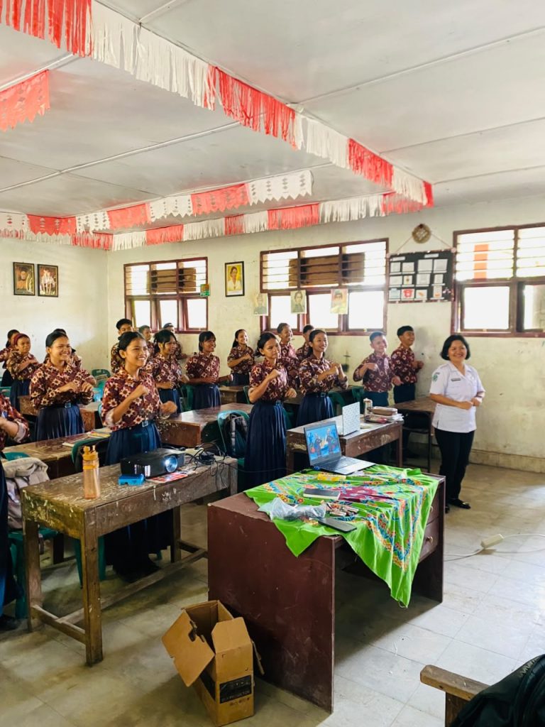Membangun Generasi Remaja yang Peduli dan Tangguh; Pertolongan Pertama Pada Luka Psikologis di SMPN 2 Pulau Rakyat